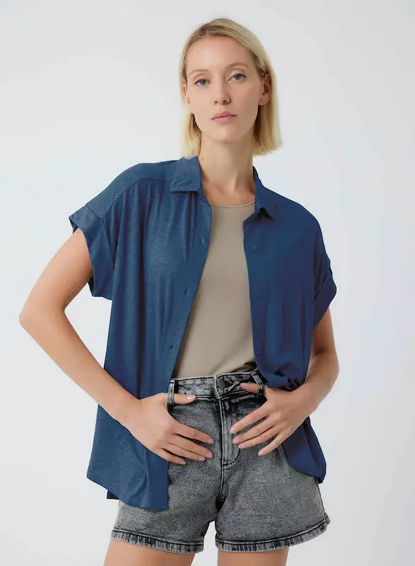 Stretch Linen Short Sleeve Button Down Shirt in Bleu Taormina